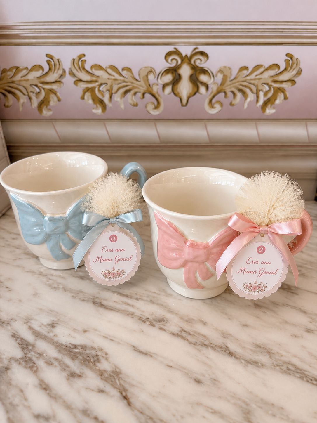 Taza con pompones y tag